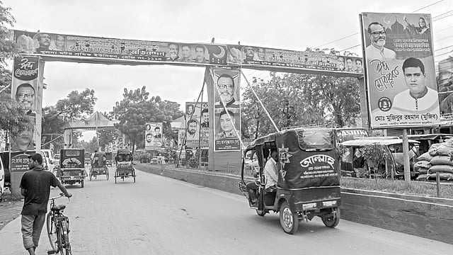 ঈদ শুভেচ্ছাসংবলিত তোরণ, ব্যানার-ফেস্টুন-পোস্টারে ছেয়ে গেছে খুলনা নগর। বিভিন্ন রাজনৈতিক দলের নেতা-কর্মী ও সমর্থকেরাই মূলত নগরবাসীকে ঈদের শুভেচ্ছা জানিয়েছেন। এতে অনেক স্থানে ঢেকে গেছে বিজ্ঞাপনের বিলবোর্ড ও সাইনবোর্ড। ছবিটি গতকাল সোনাডাঙ্গা এলাকা থেকে তোলা l প্রথম আলো