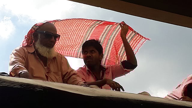 ষাট বছরের ফিরোজ গাজী রাজশাহী এক্সপ্রেস ট্রেনের ছাদে। ছবি: আসাদুজ্জামান