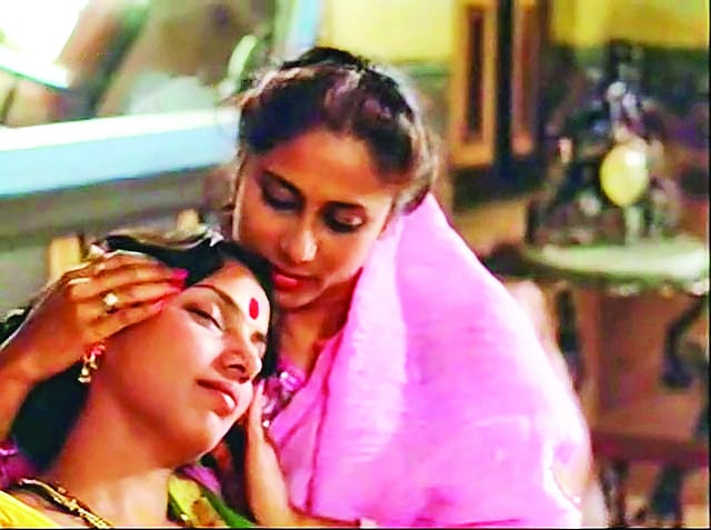 মান্ডির মতো খুব কম ছবিই স্মিতা পাতিল আর শাবানার একত্রে কাজের সুযোগ দিয়েছে