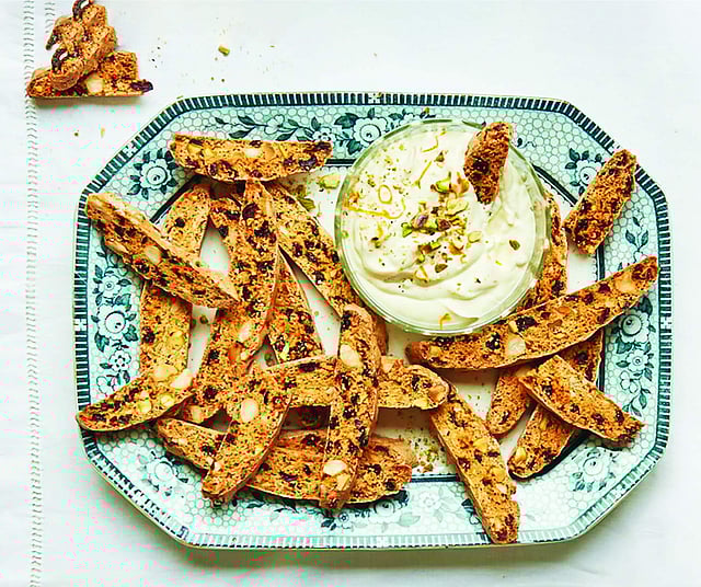 কমলার সিলাবাবে চোবানো বিস্কোটি