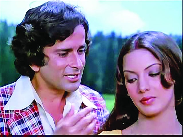 শশী কাপুরের সঙ্গে; শুরুর দিকের মূলধারার ছবি ‘ফাকিরা’ দারুণ জনপ্রিয় হয়েছিল