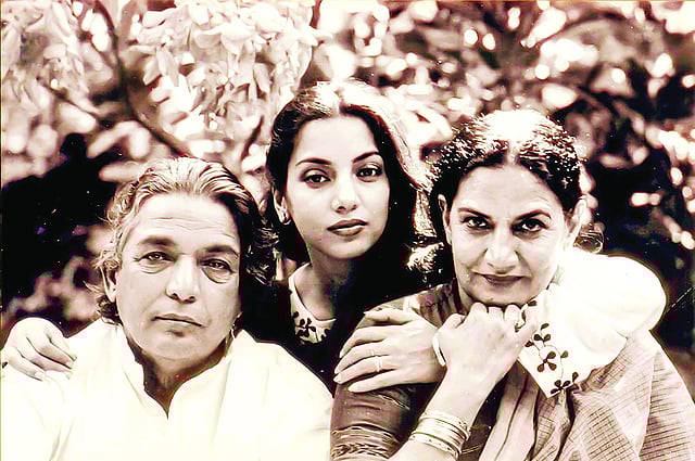 বাবা কাইফি আজমী ও মা শওকত আজমীর সঙ্গে