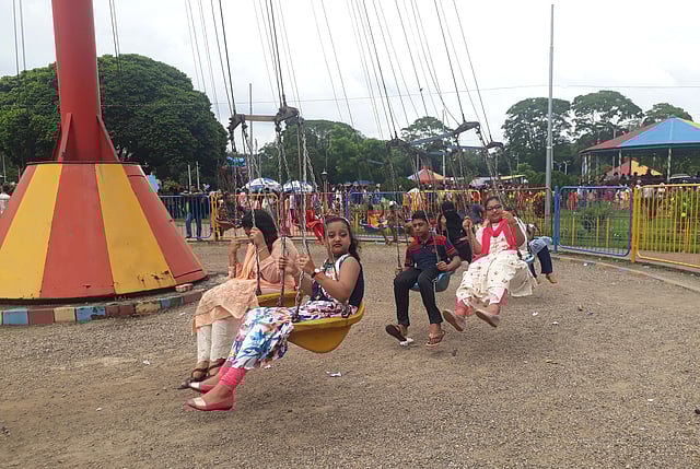 নাগরদোলায় কিশোর-কিশোরীরা। ছবি: আসাদুজ্জামান