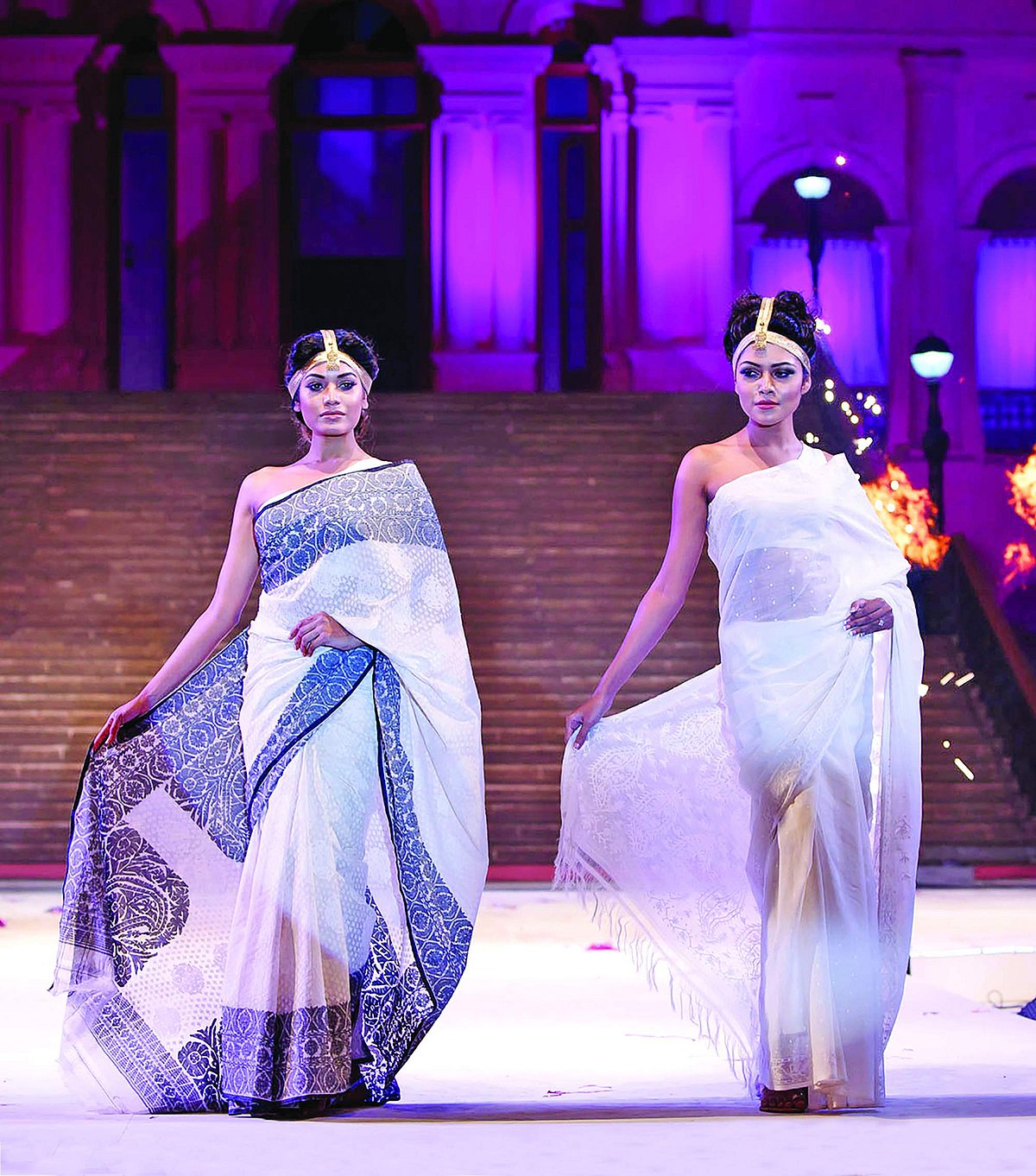 আহসান মঞ্জিলের মসলিন নাইট, ‘নতুন মসলিন’ পরা দুই মডেল ইশা ও পিয়া। ছবি: দৃক