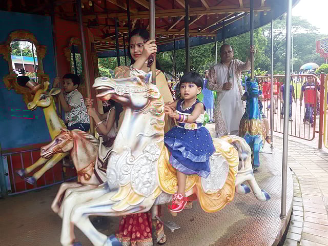 মায়ের সঙ্গে ঘোড়ায় ছোট্ট শিশু। ছবি: আসাদুজ্জামান