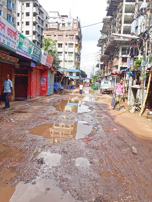 দীর্ঘদিন ধরে তালতলা বাজার থেকে জনতা হাউজিং মোড় পর্যন্ত সড়ক বেহাল। সংস্কারের উদ্যোগ নেই। এলাকাবাসী ও পথচারীদের ভোগান্তিরও শেষ নেই। ছবিটি গতকাল দুপুরে তোলা l প্রথম আলো