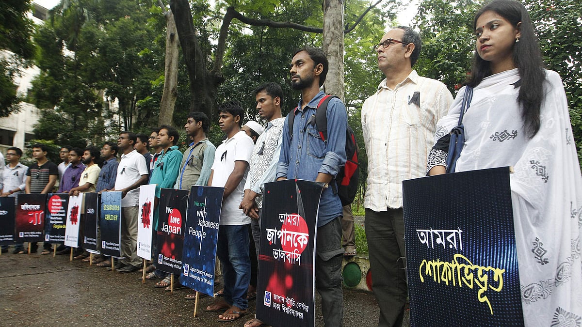 গুলশানে জঙ্গি হামলার প্রতিবাদে সোচ্চার ছিল তরুণ সমাজ। প্রথম আলো ফাইল ছবি