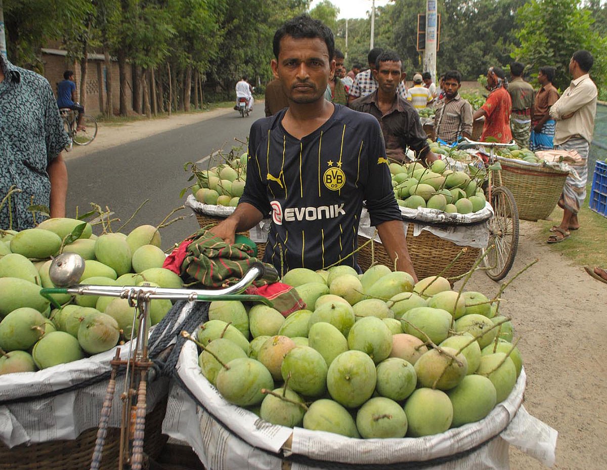 এঁরাই সেই সাইকেলওয়ালা। চাঁপাইনবাবগঞ্জের শিবগঞ্জ-সোনামসজিদ সড়কের কানসাট পল্লী বিদ্যুৎকেন্দ্রের কাছ থেকে আজ ছবিটি তোলা। প্রথম আলো