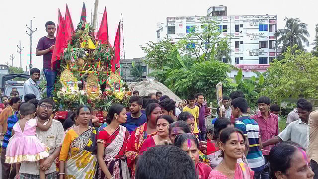 খুলনায় উল্টো রথযাত্রায় সব বয়সী সনাতন হিন্দু ধর্মাবলম্বী অংশ নেন। ছবিটি খুলনার দৌলতপুর থেকে তোলা। ছবি: সাদ্দাম হোসেন
