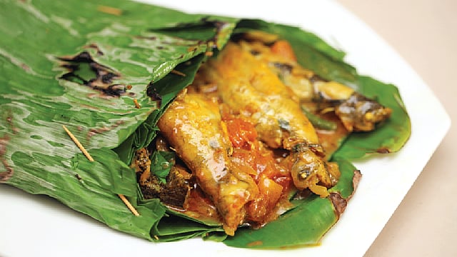 কলাপাতায় পাবদার পাতুড়ি