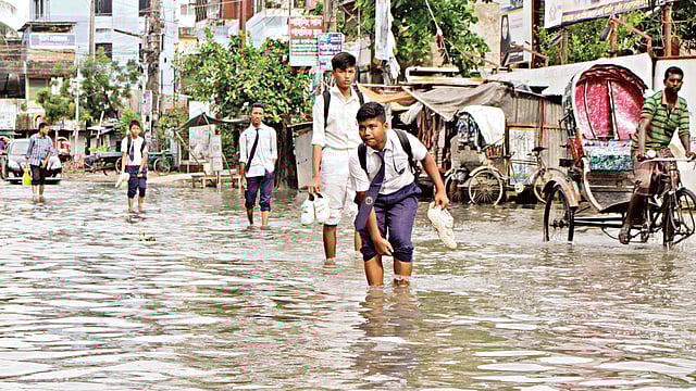 জোয়ারের পানিতে সড়ক ডুবে যাওয়ায় দুর্ভোগে পড়ে শিক্ষার্থীরা। গতকাল সকাল ৭টা ৪০ মিনিটে চট্টগ্রাম নগরের আগ্রাবাদ সিডিএ আবাসিক এলাকার হাতেখড়ি স্কুল অ্যান্ড কলেজের সামনে থেকে তোলা ছবি l জুয়েল শীল