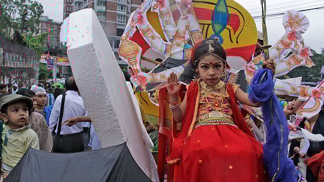 দেবী দুর্গার মতো সেজেছে শিশুটি। ছবিটি সোমবার বিকেলে চট্টগ্রাম নগরের প্রবর্তক মোড় এলাকা থেকে তোলা। ছবি: জুয়েল শীল