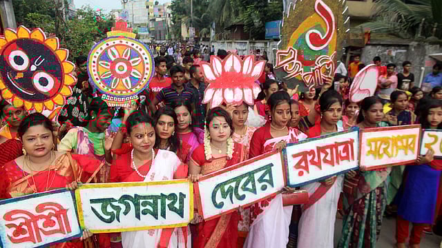 বগুড়া শহরের শেরপুর সড়কের পুলিশ লাইনস এলাকা থেকে উল্টো রথযাত্রা শুরু হয়। সেউজগাড়ী পালপাড়া ইসকন মন্দিরে এসে যাত্রা শেষ হয়। ছবিটি সোমবার সন্ধ্যায় সাতমাথা এলাকা থেকে তোলা। ছবি: সোয়েল রানা