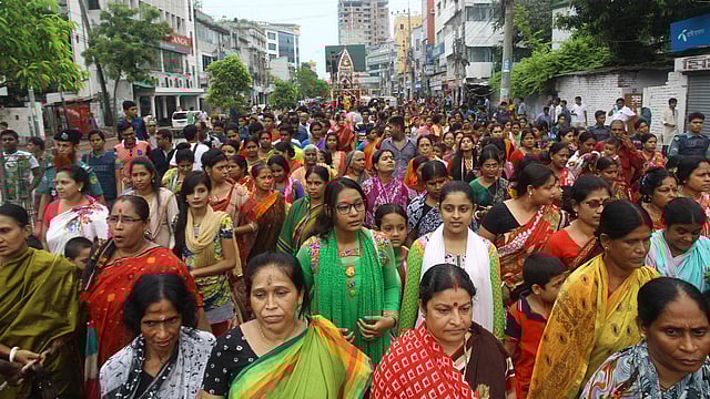 ধর্মীয় ভাবগাম্ভীর্যের মধ্য দিয়ে রাজশাহীতে বের হয় শ্রীশ্রী জগন্নাথ দেবের উল্টো রথযাত্রা। রথযাত্রায় সনাতন ধর্মাবলম্বীদের ঢল নামে। রাজশাহী নগরের কুমারপাড়া এলাকা থেকে তোলা ছবি। ছবি: শহীদুল ইসলাম