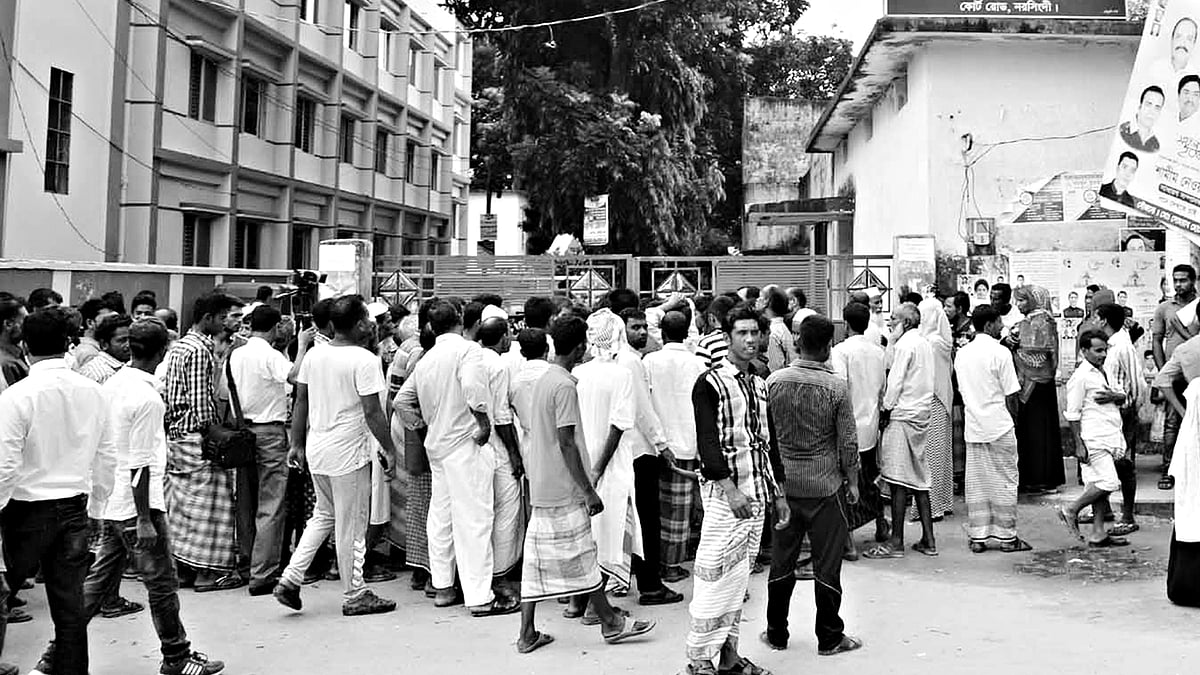 নরসিংদীতে চাহিদামতো আমন ধানের বীজ সরবরাহের দাবিতে গতকাল জেলা বিএডিসি বীজ বিপণন কেন্দ্র ঘেরাও করে বিক্ষোভ করেন কৃষকেরা l ছবি: প্রথম আলো