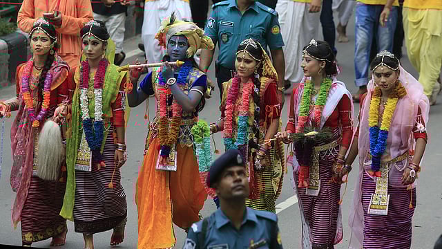 কৃষ্ণের বেশে অনেকে অংশ নেন শোভাযাত্রায়। কৃষ্ণের পাশে রয়েছেন গোপীরা। ছবিটি রাজধানীর পুরানা পল্টন এলাকা থেকে তোলা। ছবি: হাসান রাজা