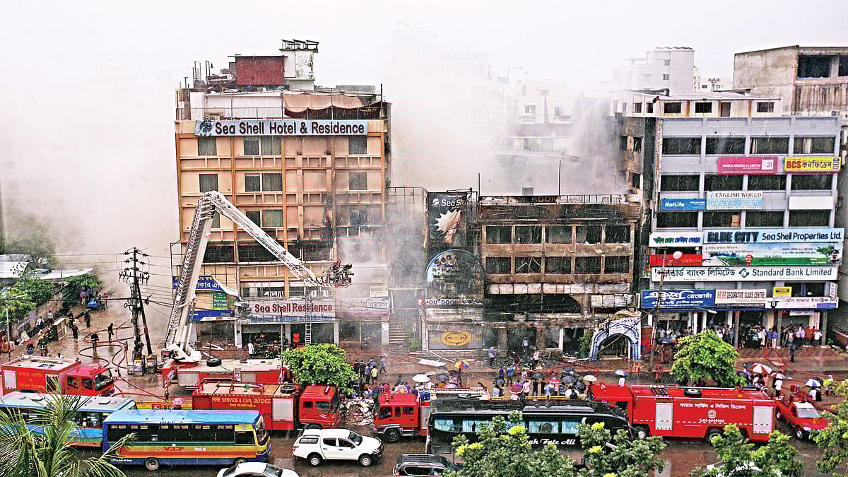 রাজধানীর উত্তরার ৪ নম্বর সেক্টরে সি শেল রেস্তোরাঁয় গতকাল ভোরে আগুন লাগে। পরে তা পাশের দুটি ভবনে ছড়িয়ে পড়ে। প্রায় পাঁচ ঘণ্টার চেষ্টায় আগুন নিয়ন্ত্রণে আনে ফায়ার সার্ভিস l ছবি: প্রথম আলো