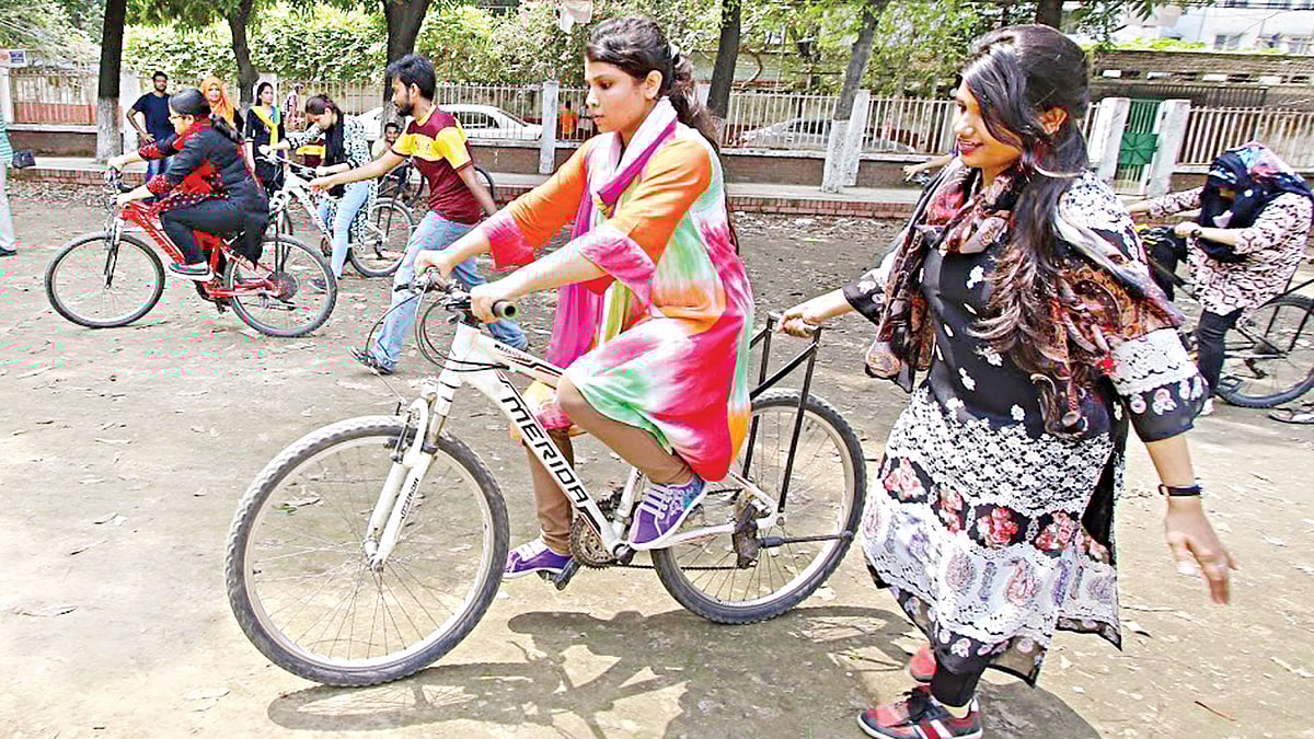 চলছে সাইকেল চালানোর প্রশিক্ষণ l ছবি: প্রথম আলো