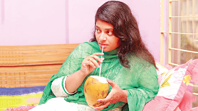 চিকুনগুনিয়ায় জ্বর সেরে গেলেও ডাবের পানি পান করা জরুরি। মডেল: শারমীন। ছবি: অধুনা