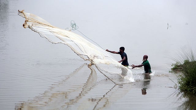 রংপুর নগরের ভেতর দিয়ে বয়ে যাওয়া ঘাঘট নদে পানি বৃদ্ধি পেয়েছে । সেই পানিতে মাছ ধরছেন কয়েকজন। ছবিটি গতকাল মঙ্গলবার নিশবেতগঞ্জ থেকে তোলা। ছবি: মঈনুল ইসলাম