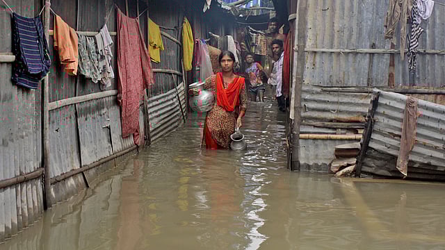 বৃষ্টি ও জোয়ারের পানিতে বন্দী চট্টগ্রামের আগ্রাবাদ এক্সেস রোড এলাকার ব্যাপারীপাড়ার বাসিন্দারা। ছবিটি মঙ্গলবার দুপুরে তোলা। ছবি: জুয়েল শীল
