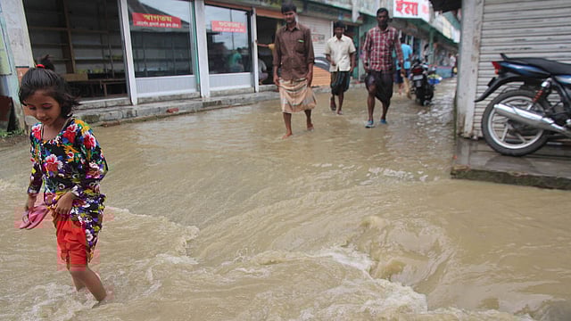 সিলেটের গোলাপগঞ্জ উপজেলার ভাদেশ্বর ইউনিয়নের অনেক গ্রামে ঢুকে পড়েছে কুশিয়ারা নদীর পানি। গতকাল মঙ্গলবার মীরগঞ্জ বাজার থেকে তোলা। ছবি: আনিস মাহমুদ