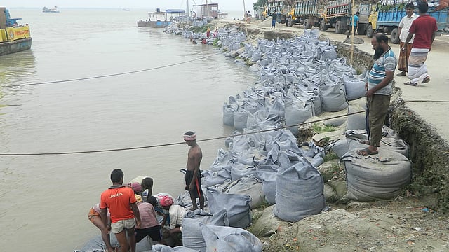 রাজবাড়ীর গোয়ালন্দ উপজেলার দৌলতদিয়া ফেরি ঘাট এলাকায় ভাঙন দেখা দেওয়ায় ঝুঁকির মুখে রয়েছে ৩ ও ৪ নম্বর ঘাট। প্রস্তাবিত নতুন দুটি ঘাট চালু না হওয়া পর্যন্ত চালু থাকা ঘাটগুলো ঠিক রাখতে বাংলাদেশ অভ্যন্তরীণ নৌপরিবহন কর্তৃপক্ষ (বিআইডব্লিউটিএ) বালু ও ইটের আদলাভর্তি জিও ব্যাগ ফেলার কাজ করছে। ছবিটি বুধবার দুপুরে তোলা। ছবি: এম রাশেদুল হক
