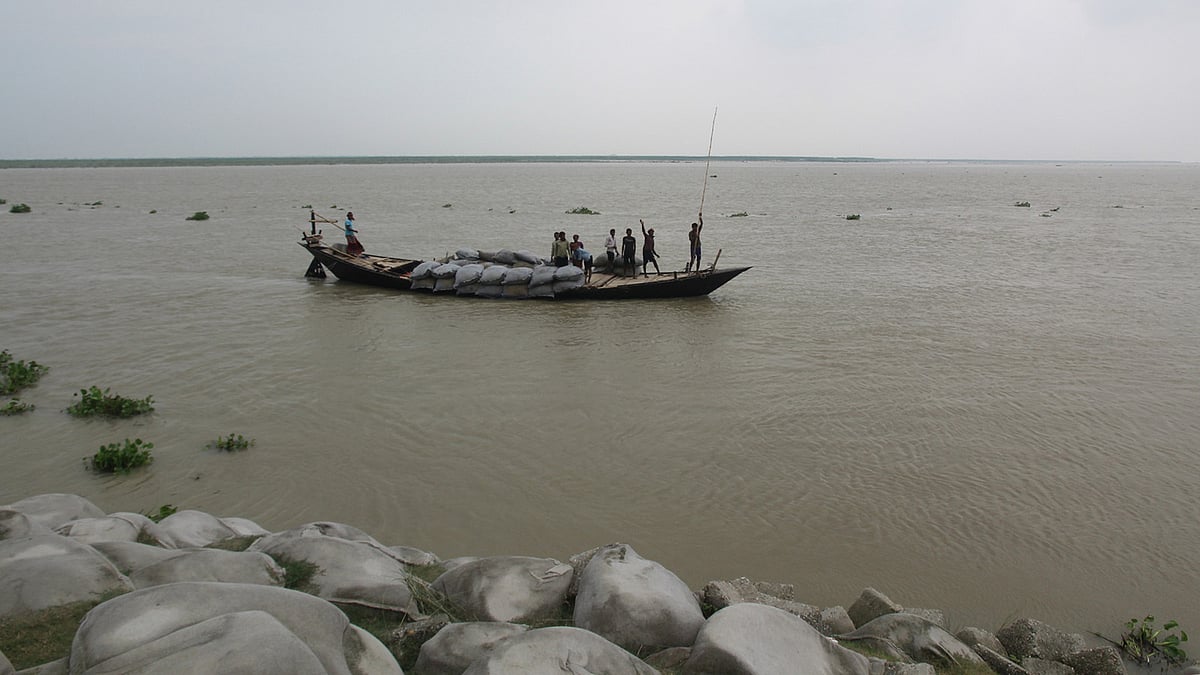 রাজশাহীর পদ্মায় পানি বাড়ায় ভাঙনের আশঙ্কা দেখা দিয়েছে। নগরের শ্রীরামপুর এলাকার টি গ্রোয়েন বাঁধটি রক্ষা করতে জিও ব্যাগ ফেলা শুরু করেছে পানি উন্নয়ন বোর্ড। ছবিটি মঙ্গলবার বিকেলে তোলা। ছবি: শহীদুল ইসলাম