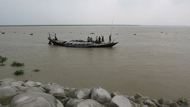 রাজশাহীর পদ্মায় পানি বাড়ায় ভাঙনের আশঙ্কা দেখা দিয়েছে। নগরের শ্রীরামপুর এলাকার টি গ্রোয়েন বাঁধটি রক্ষা করতে জিও ব্যাগ ফেলা শুরু করেছে পানি উন্নয়ন বোর্ড। ছবিটি মঙ্গলবার বিকেলে তোলা। ছবি: শহীদুল ইসলাম
