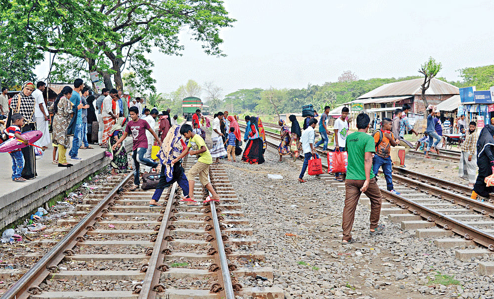পাবনার চাটমোহর রেলস্টেশনে কোনো পদচারী–সেতু না থাকায় মানুষকে ঝুঁকি নিয়ে রেললাইন পার হতে হয়। ছবিটি সম্প্রতি তোলা l প্রথম আলো