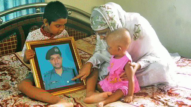 নিহত স্বামীর স্মৃতি আর দুই সন্তানকে নিয়ে পথ চলছেন হোলি আর্টিজান বেকারিতে জঙ্গি হামলায় নিহত ঢাকা মহানগর গোয়েন্দা পুলিশের এসি রবিউল করিমের স্ত্রী উম্মে সালমা। প্রথম আলো ফাইল ছবি