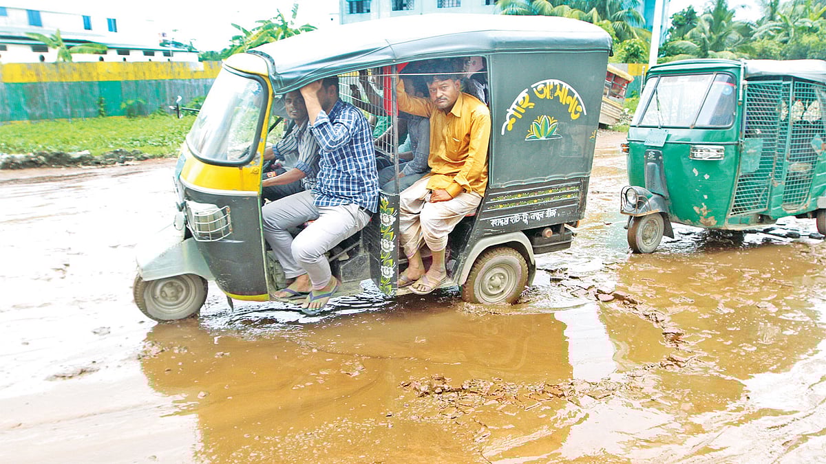 ভাঙা সড়কে ঝুঁকি নিয়ে চলছে গাড়ি। ছবিটি গতকাল বেলা দুইটায় চট্টগ্রাম নগরের শাহ আমানত–সংযোগ সড়কের বাকলিয়া থানা এলাকা থেকে তোলা l প্রথম আলো
