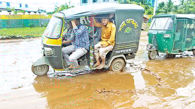 ভাঙা সড়কে ঝুঁকি নিয়ে চলছে গাড়ি। ছবিটি গতকাল বেলা দুইটায় চট্টগ্রাম নগরের শাহ আমানত–সংযোগ সড়কের বাকলিয়া থানা এলাকা থেকে তোলা l প্রথম আলো