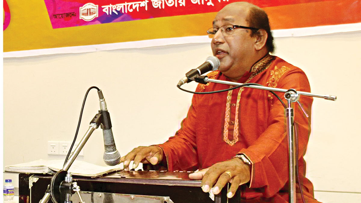 জাদুঘরের সুফিয়া কামাল মিলনায়তনে গান শোনান সালাউদ্দিন আহমেদ l প্রথম আলো