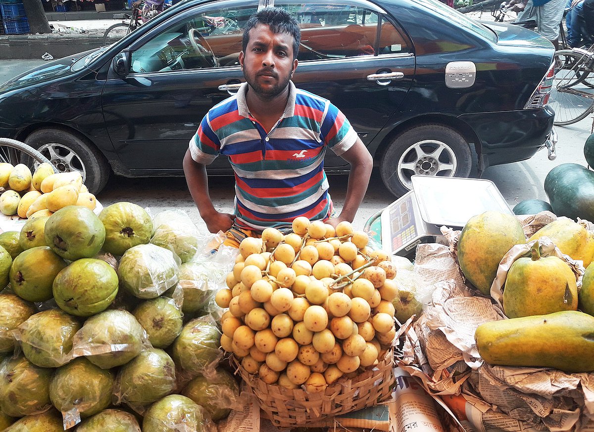 হাতিরপুল বাজারে লটকন বিক্রি হচ্ছে। ছবি: মোছাব্বের হোসেন