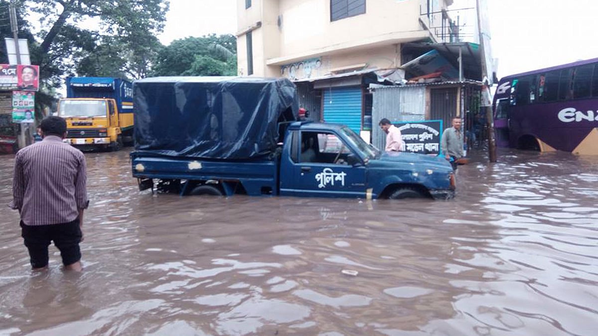 জলাবদ্ধতার এই ছবি সম্প্রতি টঙ্গীর সরকারি হাসপাতাল ও থানার ফটক এলাকা থেকে তোলা l প্রথম আলো