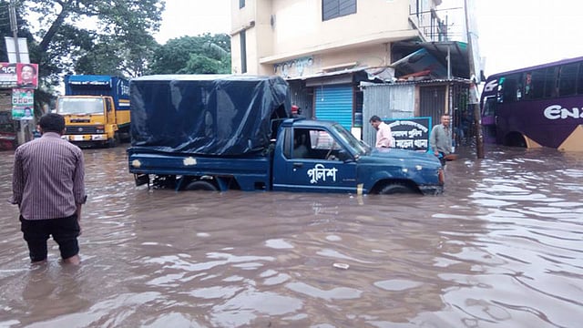জলাবদ্ধতার এই ছবি সম্প্রতি টঙ্গীর সরকারি হাসপাতাল ও থানার ফটক এলাকা থেকে তোলা l প্রথম আলো