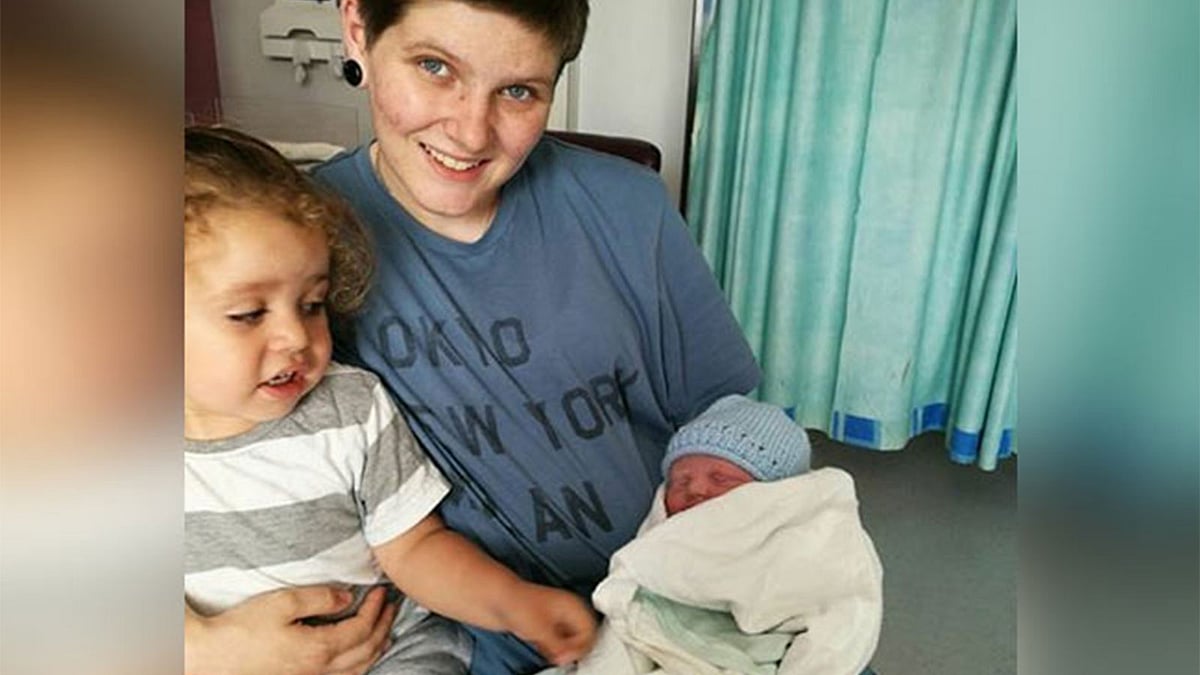 সন্তানসহ হেইডেন ক্রস। ছবিটি ফেসবুক থেকে নেওয়া।