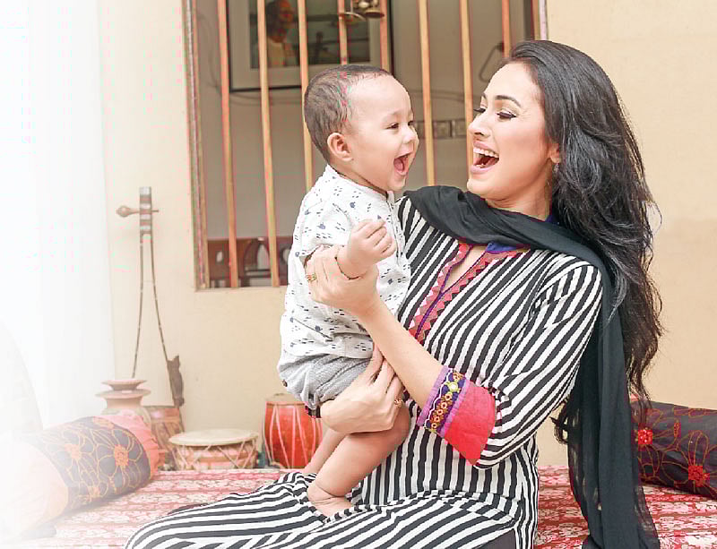 মাকে সুস্থ থাকতে হবে সবার আগে। মডেল: দীপা ও আদিয়ার, কৃতজ্ঞতা: হারমনি স্পা—ছবি: কবির হোসেন