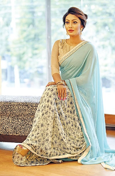 একই শাড়িতে দুই ধরনের নকশা দেওয়া হচ্ছে। সাজ: পারসোনা, শাড়ি: রে-লু-সে