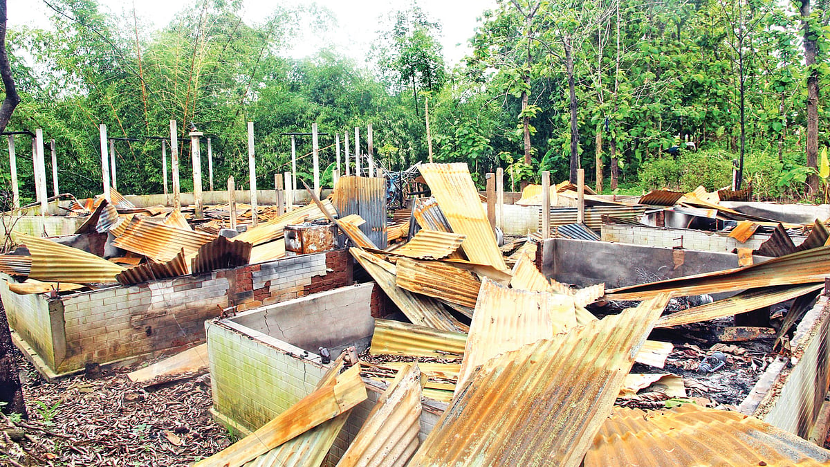 রাঙামাটির লংগদু উপজেলার তিনটিলা গ্রামজুড়ে এখনো ছড়িয়ে–ছিটিয়ে রয়েছে ধ্বংসচিহ্ন। যুবলীগ নেতা খুন হওয়ার ঘটনাকে কেন্দ্র করে গত ২ জুন এই গ্রামসহ তিনটি গ্রামে পাহাড়িদের বাড়িঘর পুড়িয়ে দেওয়া হয়। তিনটিলা গ্রামের পুড়িয়ে দেওয়া এই বাড়ির ছবি ৫ জুলাই দুপুরে তোলা l সুপ্রিয় চাকমা