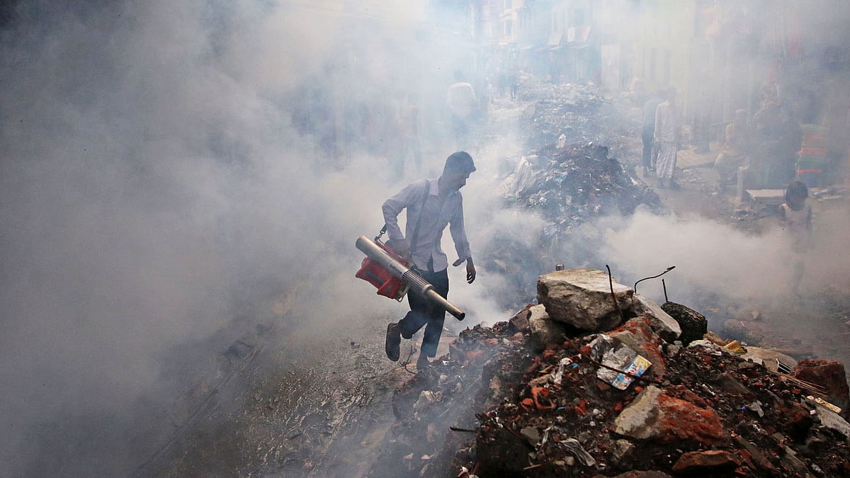 ডেঙ্গু, চিকুনগুনিয়ার প্রকোপ বেড়ে যাওয়ায় মশা নিধনে ওষুধ ছিটানো হচ্ছে। ছবিটি সম্প্রতি রাজধানীর লালবাগ এলাকা থেকে তোলা। ছবি: সাইফুল ইসলাম