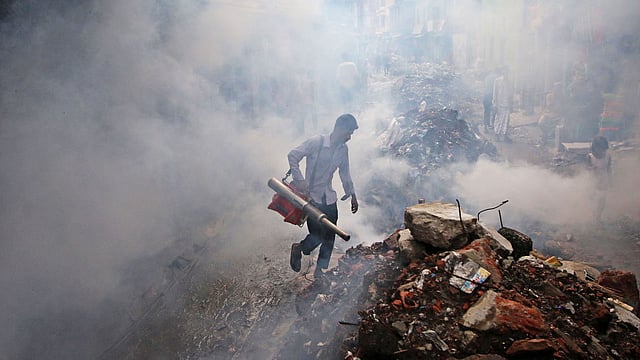 ডেঙ্গু, চিকুনগুনিয়ার প্রকোপ বেড়ে যাওয়ায় মশা নিধনে ওষুধ ছিটানো হচ্ছে। ছবিটি সম্প্রতি রাজধানীর লালবাগ এলাকা থেকে তোলা। ছবি: সাইফুল ইসলাম