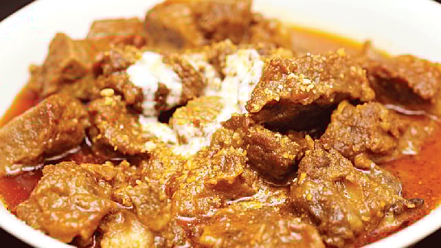 প্রোটিন খেলেও পরিমাণ মতো খেতে হবে। ছবি: অধুনা