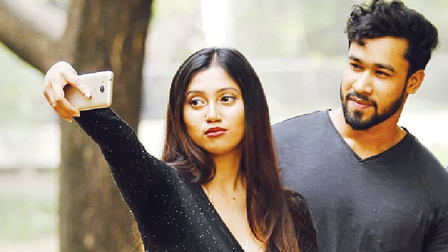 দুজনের সেলফিতে দুজনের মুখই যেন ভালোভাবে ফ্রেমে থাকে