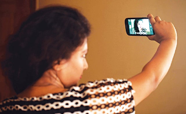 সেলফি তোলার সময় মুখভঙ্গি দেখে নিন