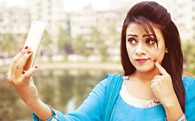 আলোকিত স্থানে ভালো সেলফি হয়