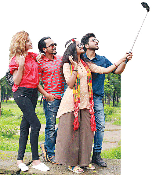 কয়েকজন মিলে সেলফি তোলার সময় সেলফি স্টিক বেশ কাজে দেয়। মডেল: লাকি, সোহাশ, ইমরান ও ইফা, ছবি: কবির হোসেন