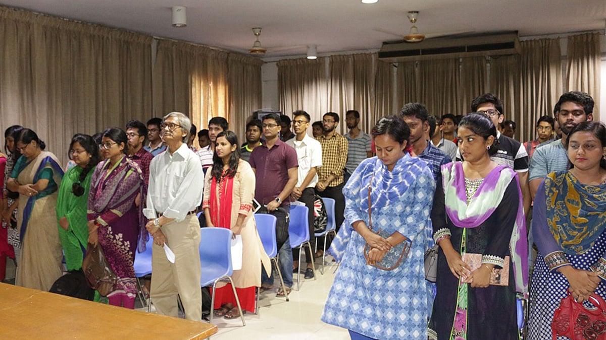 হরিপদ কাপালির স্মরণে এক মিনিট নীরবতা পালন করা হয়