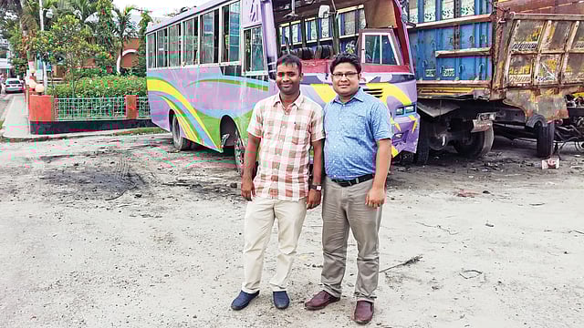 পেছনের মতলব এক্সপ্রেস বাসের যাত্রীদেরই সেদিন উদ্ধার করেছিলেন পারভেজ মিয়া ও  আবদুস সাত্তার। ছবি: প্রথম আলো